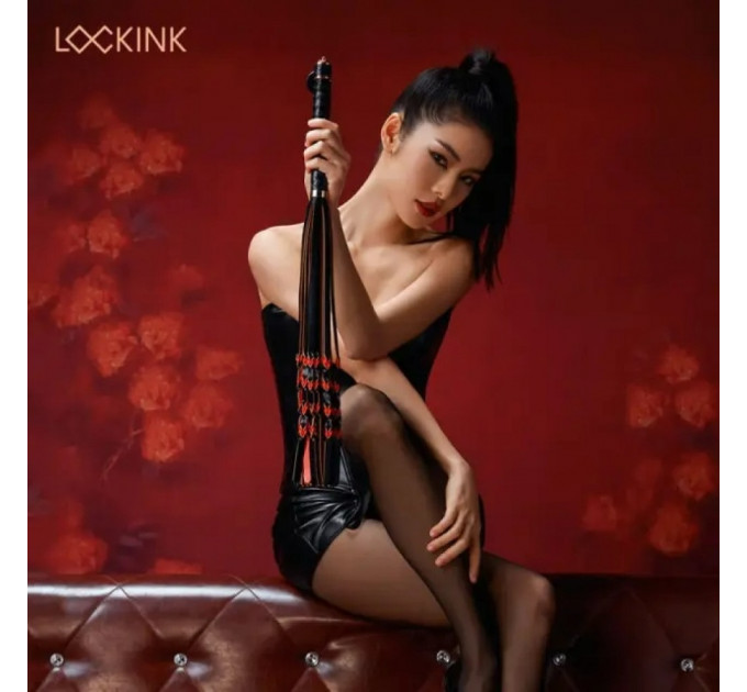 Флоггер с узелками на хвостах и текстурированной ручкой Lockink, кожаный, черно-красный, 58 см