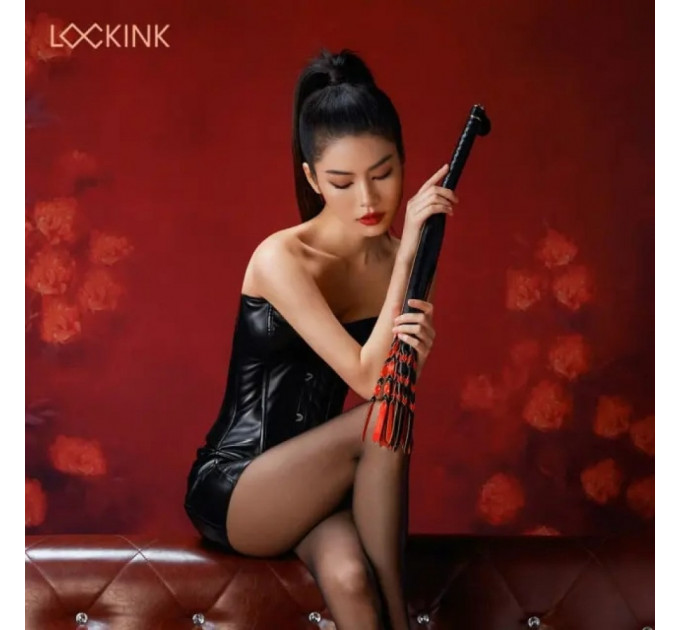Флоггер с узелками на хвостах и текстурированной ручкой Lockink, кожаный, черно-красный, 58 см