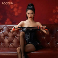 Флоггер с узелками на хвостах и текстурированной ручкой Lockink, кожаный, черно-красный, 58 см