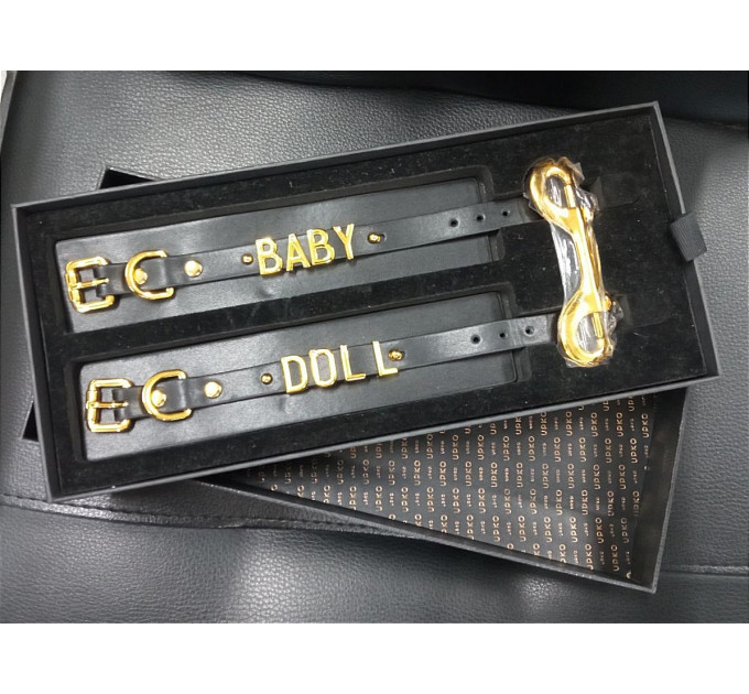 Наручники з написом BABY DOLL від UPKO з італійської шкіри, чорні із золотою фурнітурою