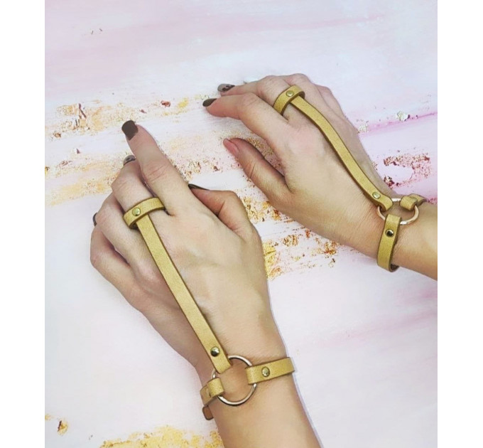 Пара браслетов на запястье и палец Bijoux Indiscrets MAZE Hand Bracelet Harness Brown, экокожа