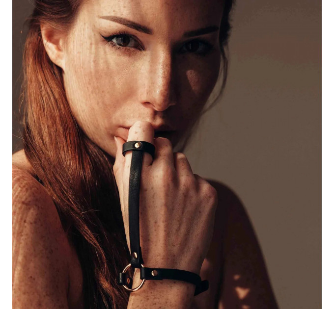 Пара браслетов на запястье и палец Bijoux Indiscrets MAZE Hand Bracelet Harness Brown, экокожа