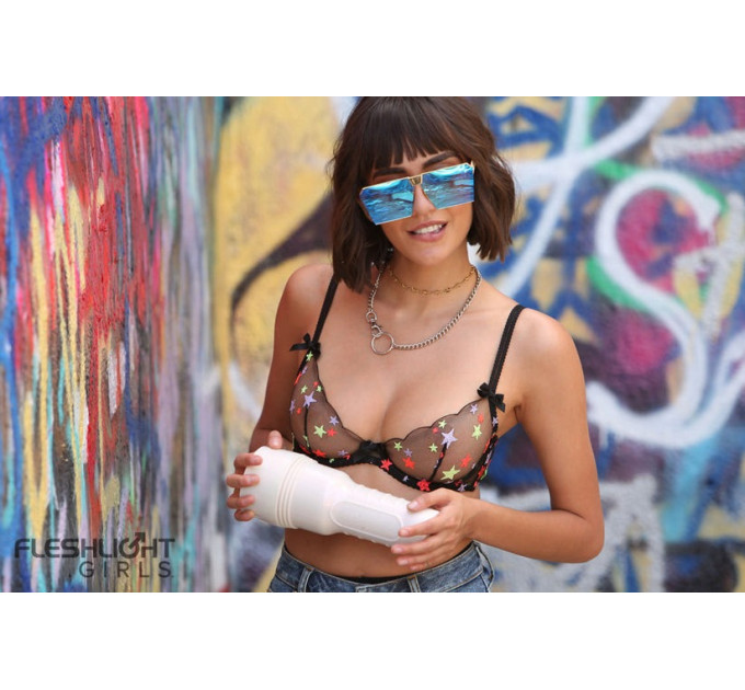 Мастурбатор вагина Fleshlight Janice Griffith в колбе, реалистичный из киберкожи, бежевый